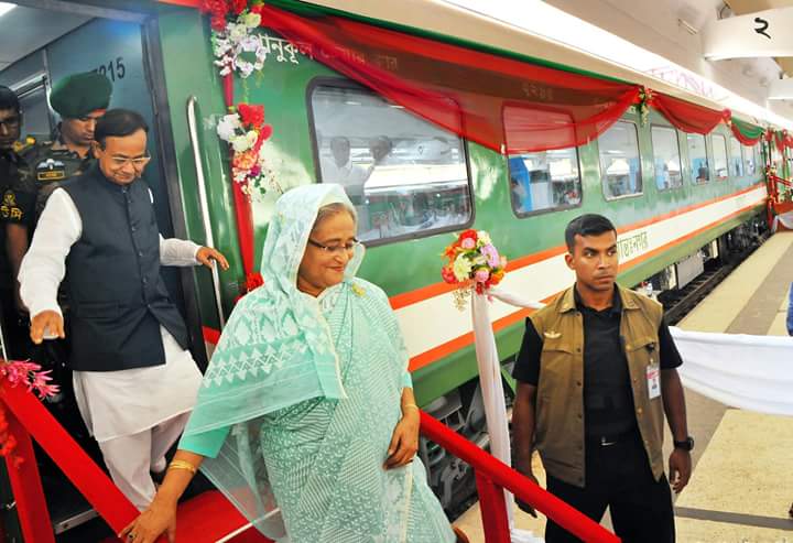 ঢাকা-চট্টগ্রাম রেলপথে নতুন বিরতিহীন ট্রেন ‘সোনার বাংলা এক্সপ্রেস’ উদ্বোধন করেছেন প্রধানমন্ত্রী শেখ হাসিনা।