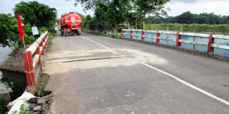 সিলেট-ফেঞ্চুগঞ্জ সড়ক দিয়ে ভারী যানবাহন চলাচল করায় সেতু ভেঙ্গে দীর্ঘ যানজনের সৃষ্টি