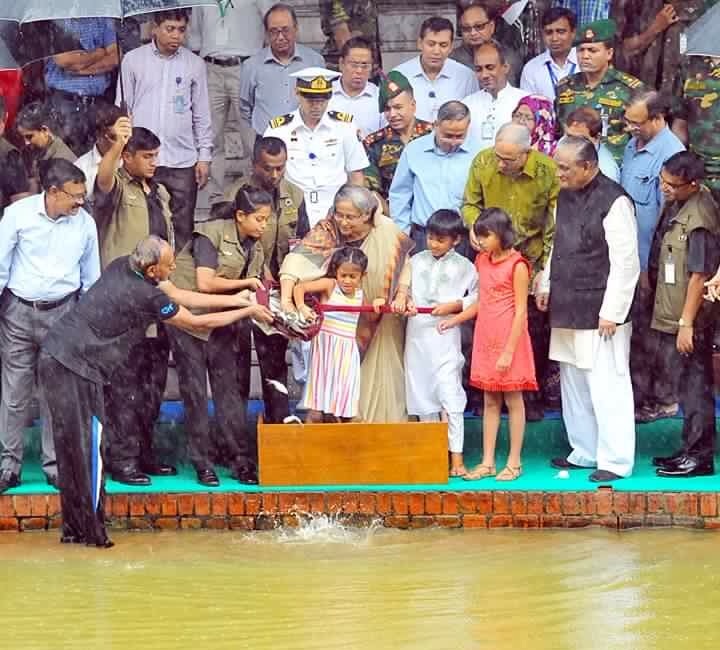 প্রধানমন্ত্রী শেখ হাসিনা গণভবনের লেকে নাতি-নাতনিদের সঙ্গে নিয়ে মাছের পোনা অবমুক্ত করেন