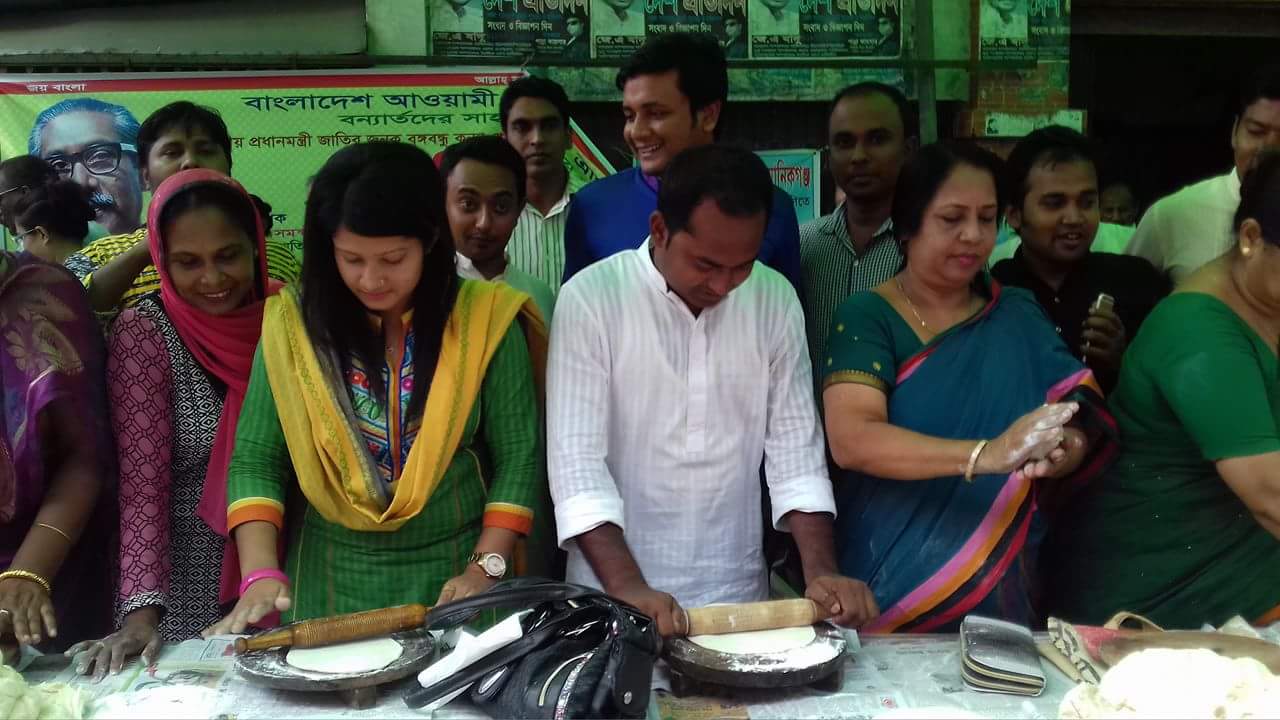 রুটি” বানিয়ে বন্যার্তদের মাঝে বিতরণ করলো ছাত্রলীগ