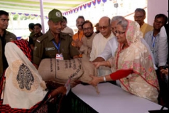 হতদরিদ্রদের জন্য ১০ টাকা কেজি চাল বিতরণের কর্মসূচি উদ্বোধন করলেন প্রধানমন্ত্রী