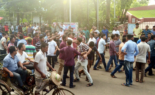 সভাপতি সাঈদের উপস্হিতিতে খাদিজার মানববন্ধনে ছাত্রদলের দুই গ্রুপের মারামারি