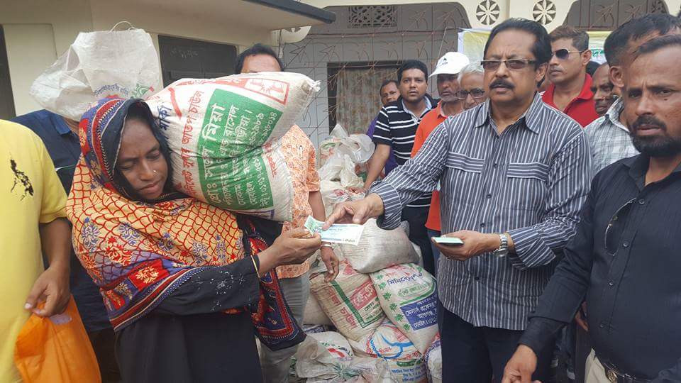 উত্তর ফেঞ্চুগঞ্জ ইউনিয়নে সামাদ চৌধুরী এমপি’র ত্রাণ বিতরণ