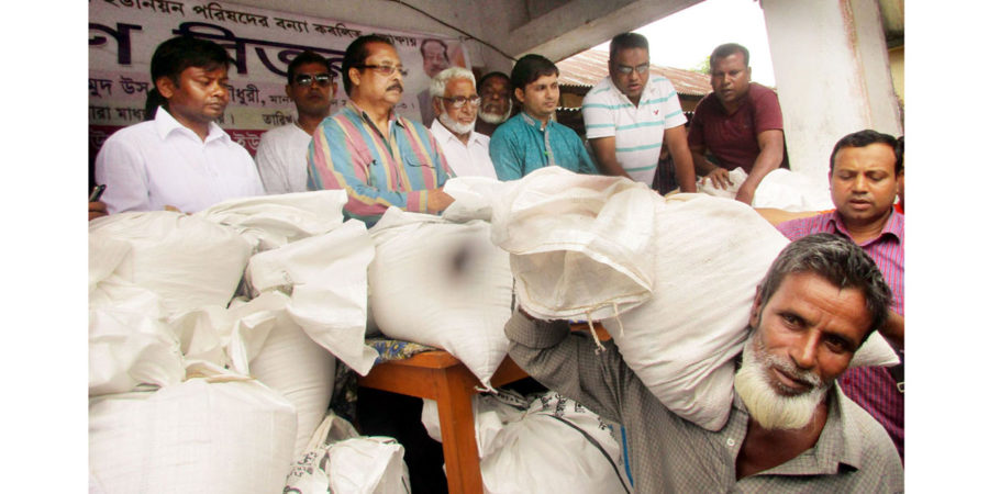 ফেঞ্চুগঞ্জে ত্রাণ বিতরণে মাহমুদ উস সামাদ চৌধুরী এমপি