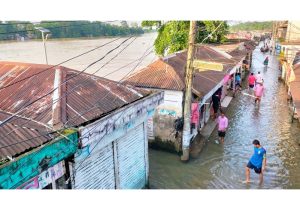 ফেঞ্চুগঞ্জ বাজারে দোকানে দোকানে পানি